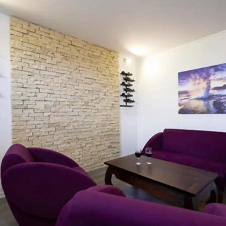 Villa Sleeps 8 Pool Air Con Wifi *