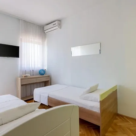 Villa Sleeps 8 Pool Air Con Wifi Split