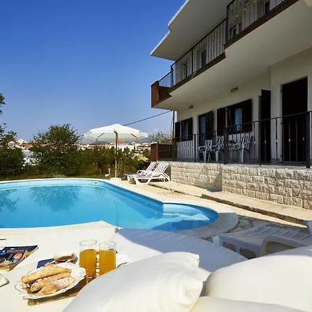 Villa Sleeps 8 Pool Air Con Wifi