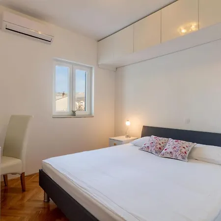 Sleeps 8 Pool Air Con Wifi Split
