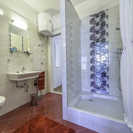 Sleeps 8 Pool Air Con Wifi Villa