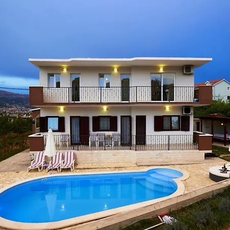 Villa Sleeps 8 Pool Air Con Wifi Split