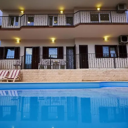 Sleeps 8 Pool Air Con Wifi Villa