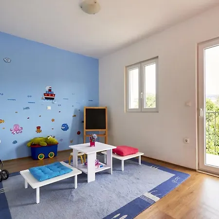 Sleeps 8 Pool Air Con Wifi * Split