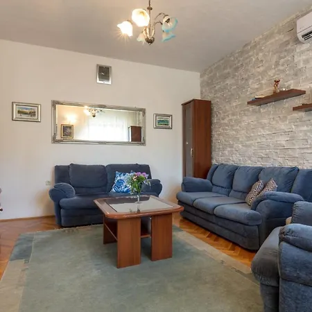 Villa Sleeps 8 Pool Air Con Wifi *